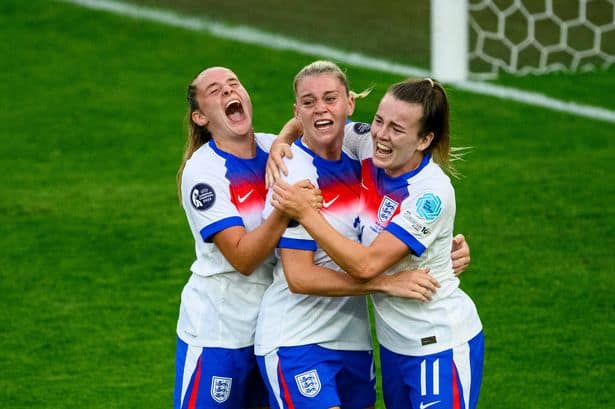 Lauren Hemp makes 'unbelievable' admission after England Euro 2025 victory parade